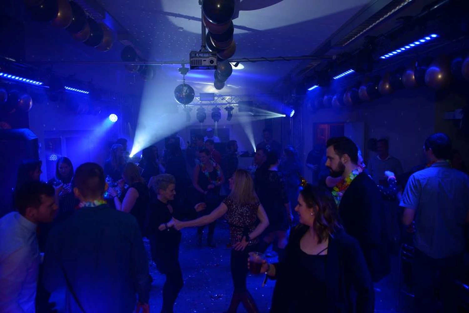 Menschen tanzen in der DJ-Andy-Party
