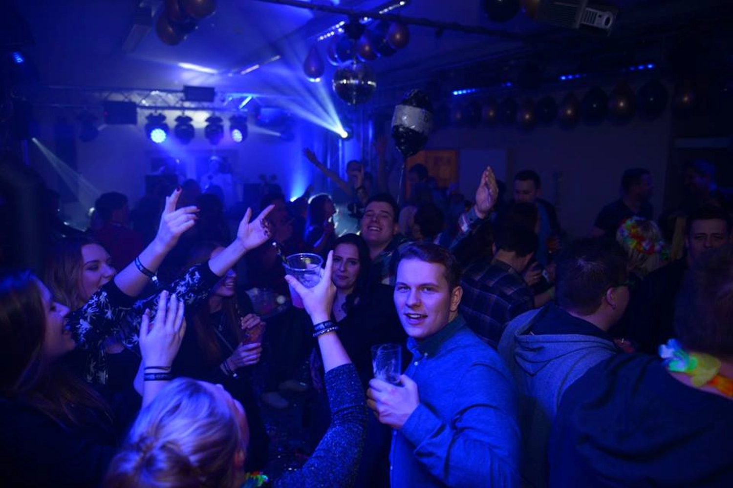 Leute genießen die DJ-Andy-Party